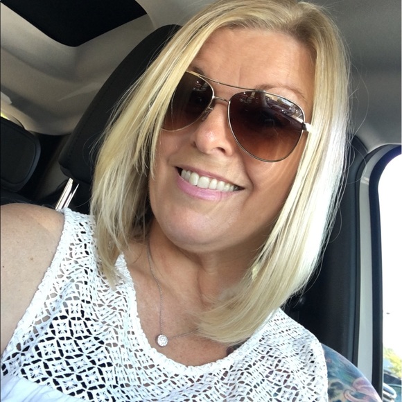 Meet your Posher, Julie Z! - Picture 1 of 1